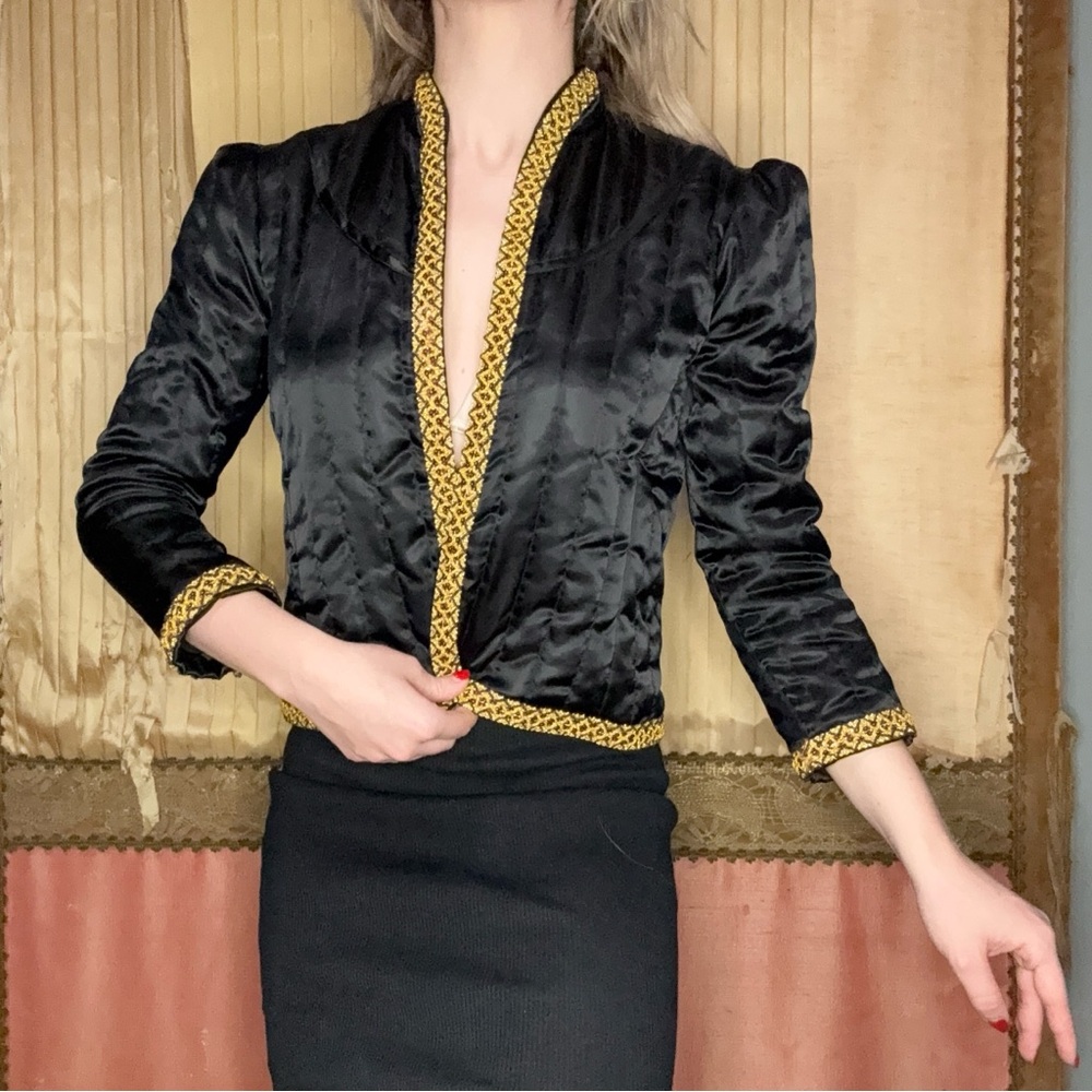 Black and Gold Vintage 1980's Jacket.
No tags. Would best fit a size small.